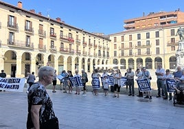 Componentes de la plataforma, ante el ayuntamiento.