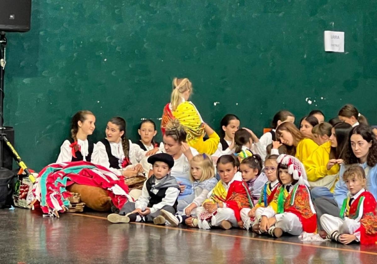 Reciente Dantzari Txiki Eguna celebrado por Lurra en Urretxu.