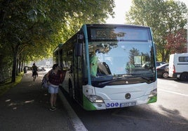 Autobús de la nueva línea E29 recoge a una mujer.