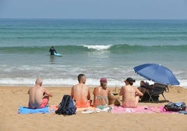 La playa de Zarautz se llena de locales y visitantes