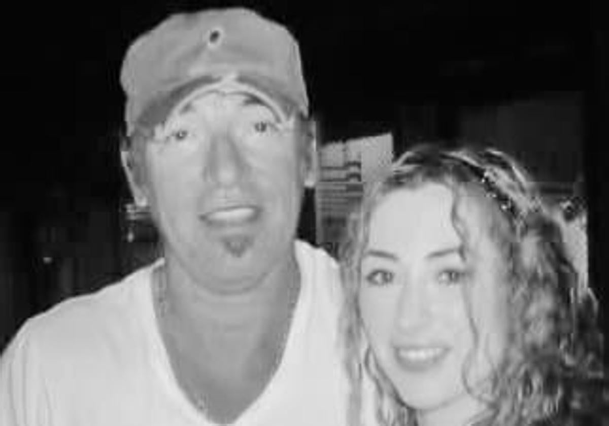En 2008 Karen se fotografió con Bruce en la Parte Vieja, en una de las salidas del cantante por la ciudad.