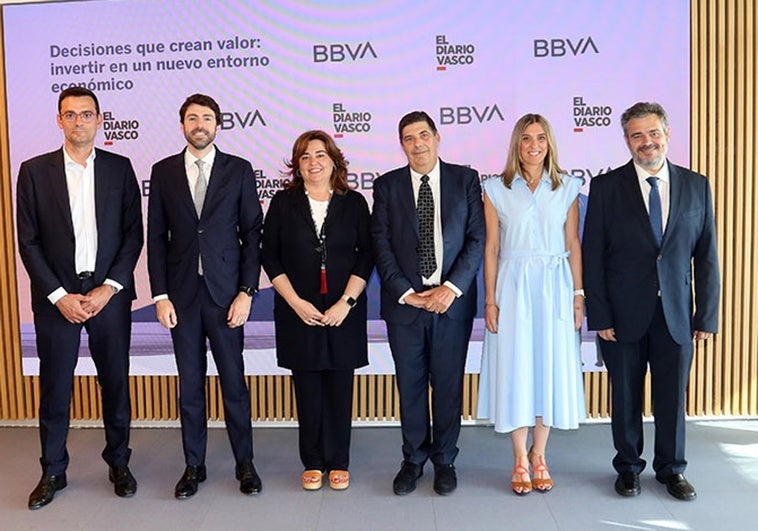 Juanma Zamorano, Luis Rivillas, Itziar Arroyo, Pep Ruiz, Nagore Acero y Álvaro Manteca posan antes de comenzar la jornada.