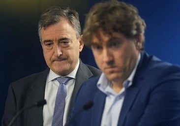 Aitor Esteban y Eneko Andueza, en una foto de archivo en el Parlamento vasco.