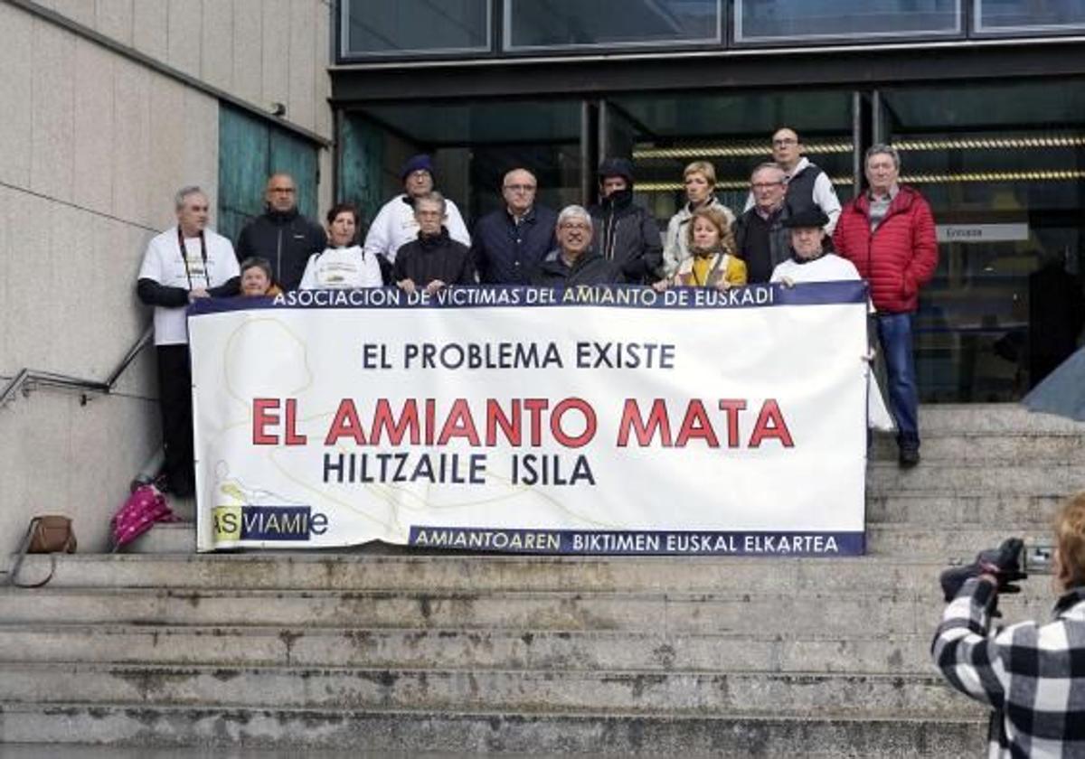 Asviamie en una concentración contra el amianto frente a los juzgados.