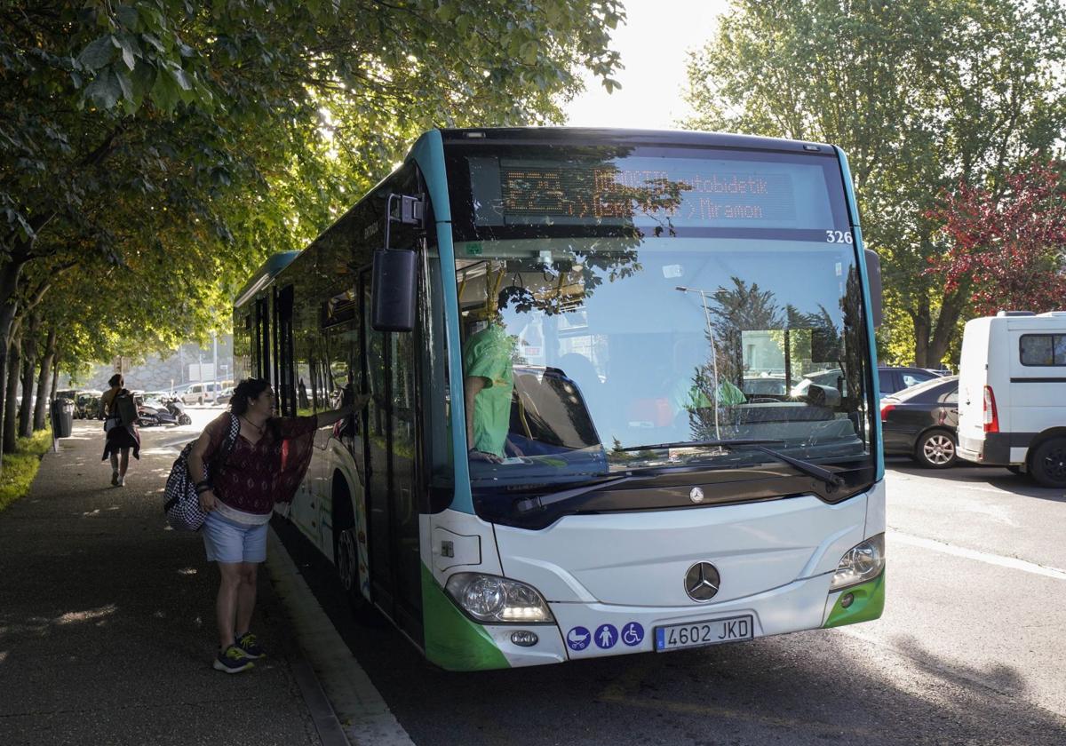 Autobús de la nueva línea E29 recoge a una mujer.