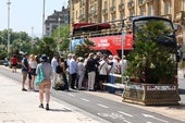 Turistas se suben al autobús turístico de San Sebastián, este pasado viernes.