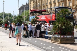 Turistas se suben al autobús turístico de San Sebastián, este pasado viernes.