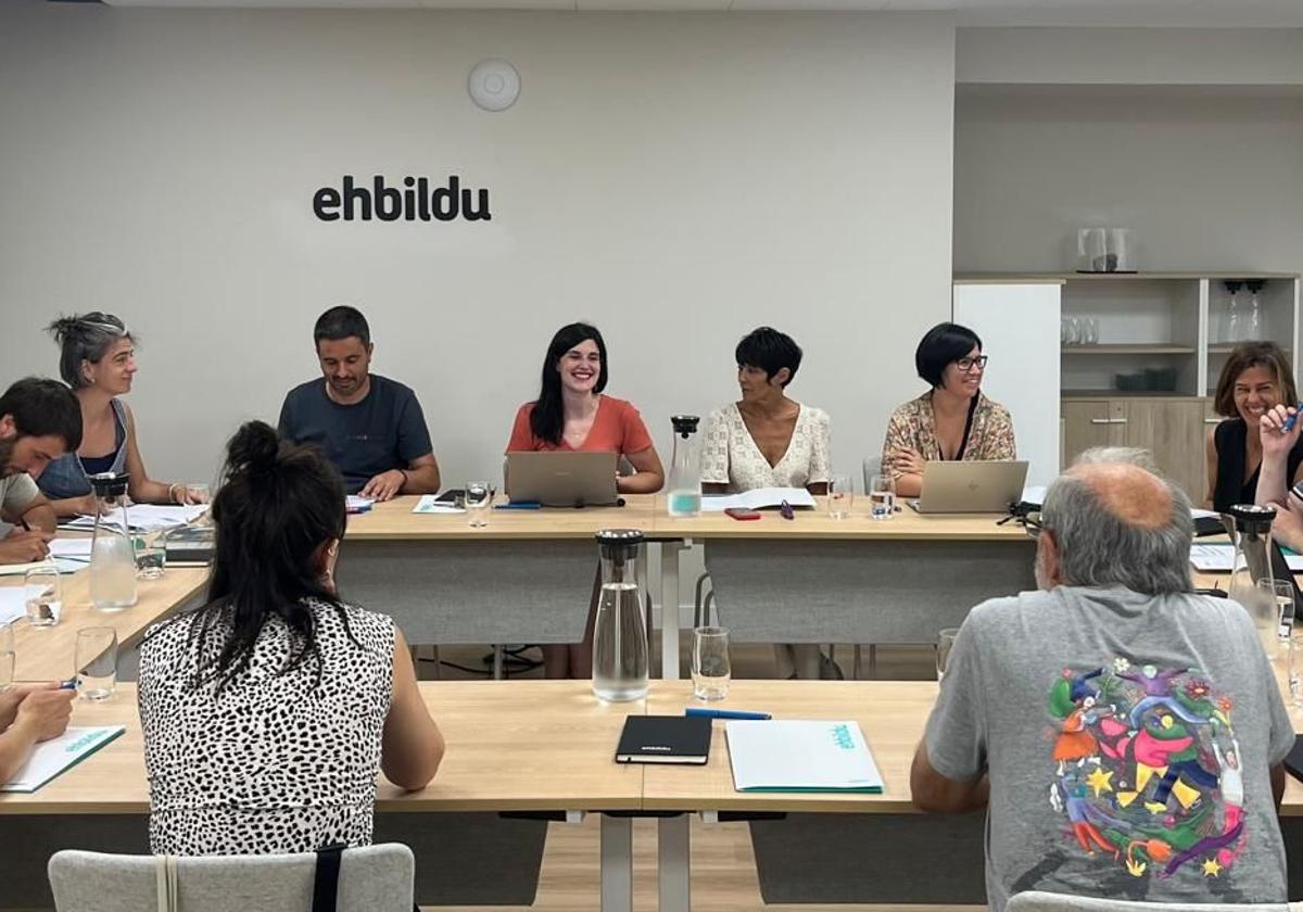 Nerea Zinkunegi y Maddalen Iriarte presiden la Mesa Política de EH Bildu en Gipuzkoa.