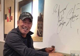 Springsteen firma en la pared del desaparecido Morgan en su 2008. Qué pena que aquel lugar donde fuimos tan felices siga cerrado.
