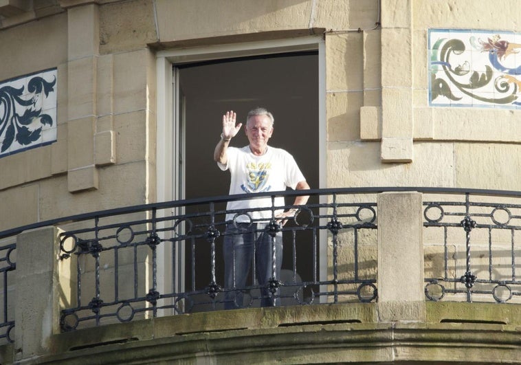 Bruce Springsteen saluda al fotógrafo de DV nada más salir al balcón de su habitación en el hotel María Cristina.
