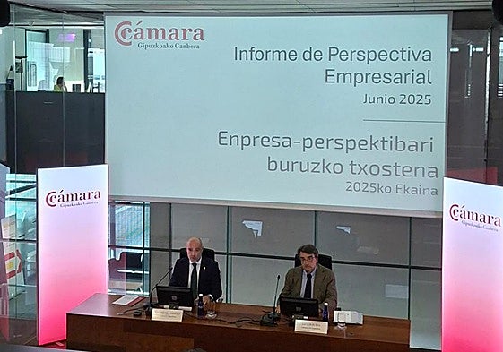 Mauri Arregui y Javier Zubia durante la presentación de la Encuesta de la Cámara de Gipuzkoa