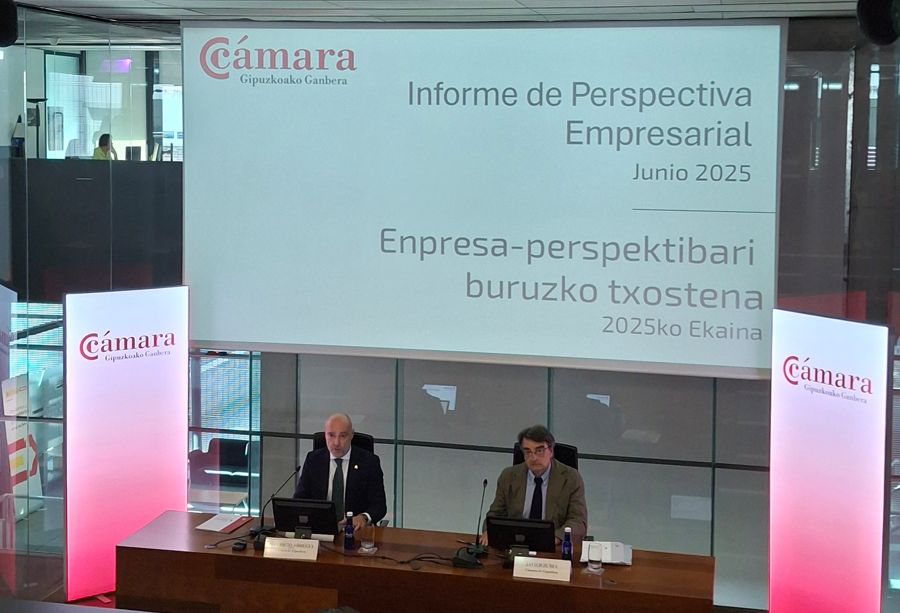 Mauri Arregui y Javier Zubia durante la presentación de la Encuesta de la Cámara de Gipuzkoa
