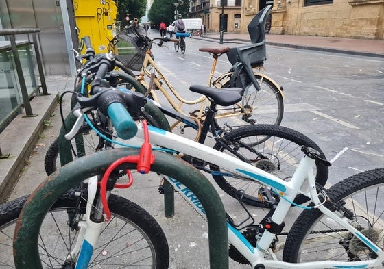Los usuarios de bicicletas emplean diferentes tipos de candados para evitar la sustracción de los vehículos.