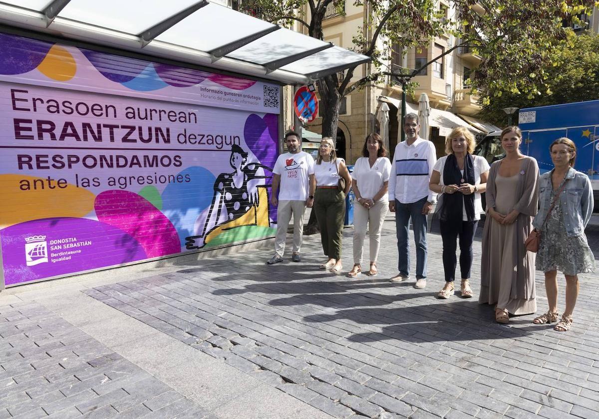 Representantes de la corporación municipal de Donostia de 2023 frente al punto morado del Boulevard.