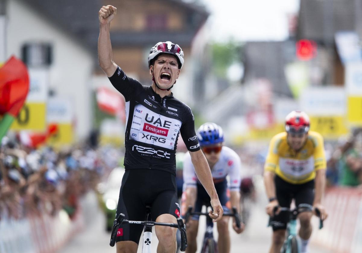 El luso Almeida celebra la victoria en la meta de la penúltima etapa del Tour de Suiza.