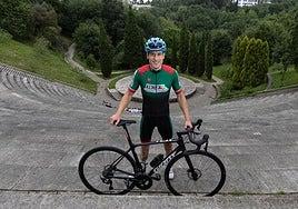 Carlos Gorospe posa feliz con su bicicleta en el anfiteatro de Miramón, en Donostia.
