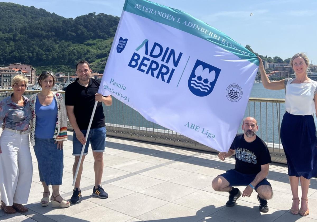 Hermo, Taberna, Pego, Rodríguez y San Sebastián con la bandera.