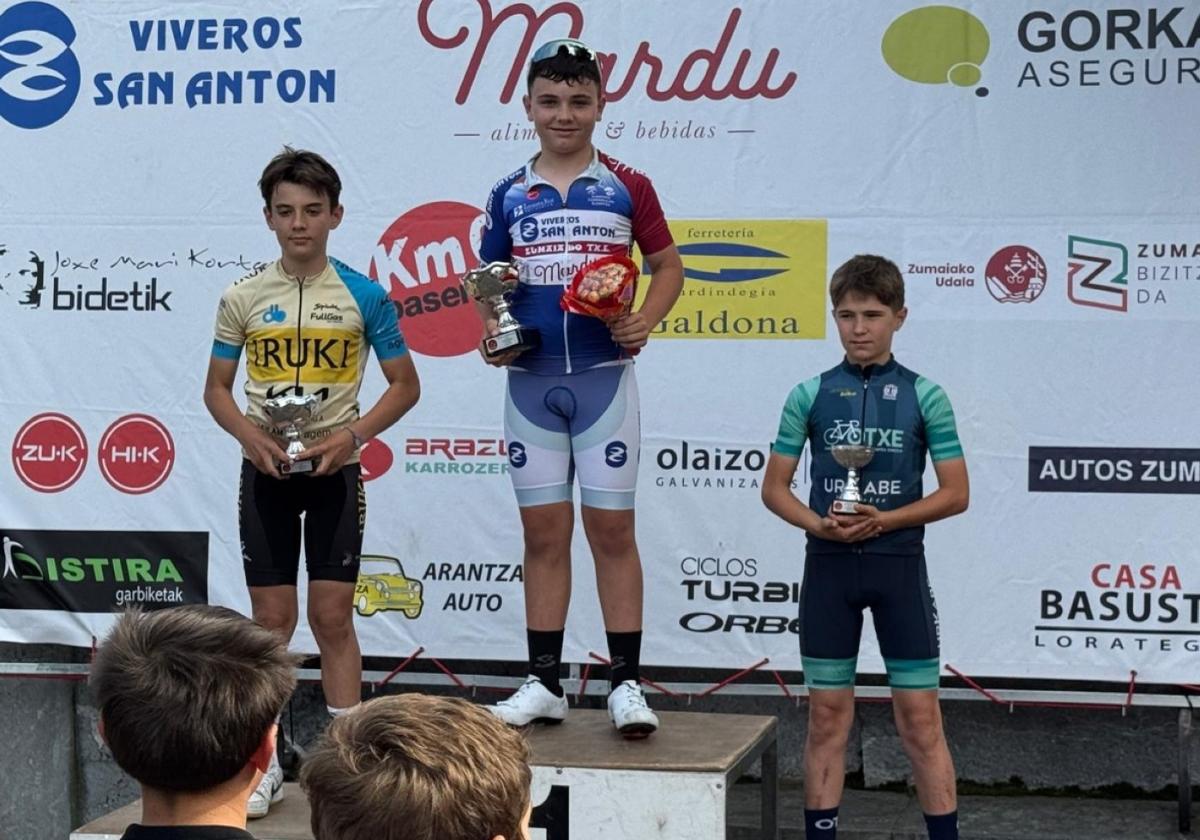 Mikel Otaño podiumean.