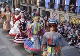 Tradicional baile de los gigantes en el primer día de las fiestas de Tolosa.
