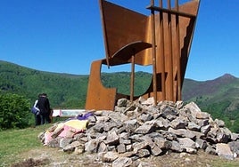 Escultura 'Bidegabeko bidea' en Artesiaga.