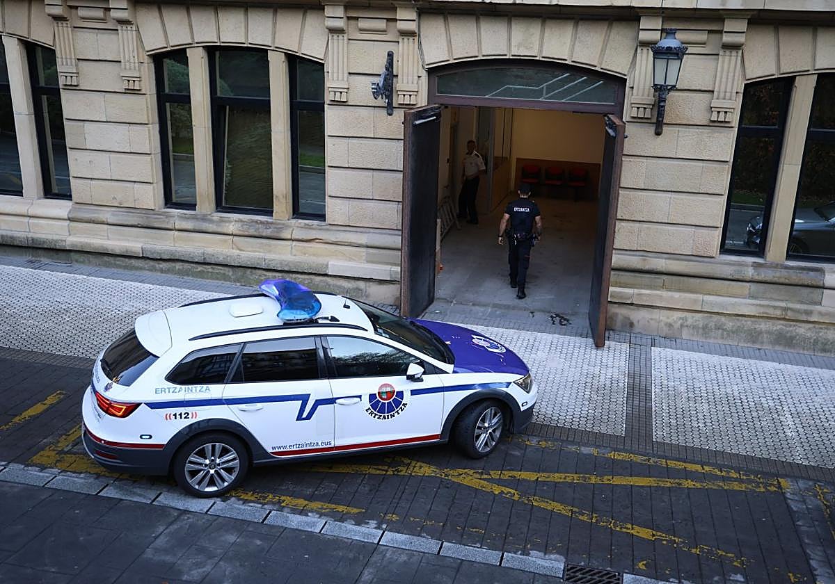 Una patrulla de la Ertzaintza a las puertas de la Audiencia Provincial de Gipuzkoa.