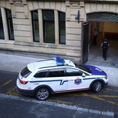 Una patrulla de la Ertzaintza a las puertas de la Audiencia Provincial de Gipuzkoa.