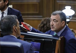 El presidente, Pedro Sánchez, y el líder del PNV, Aitori Esteban.