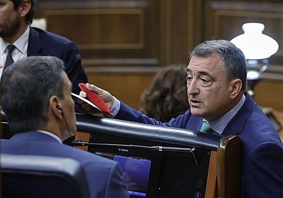 El presidente, Pedro Sánchez, y el líder del PNV, Aitori Esteban.