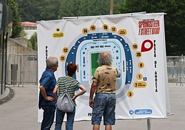 Estudiando el plano con las entradas al estadio.