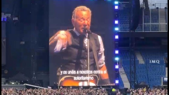 El mensaje de Bruce sobre impresionado en la pantalla gigante