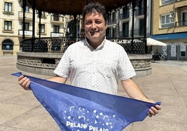 Xabier Txurruka en Musika Plaza con el pañuelo de las fiestas de San Pelayo que arrancan este próximo miércoles.
