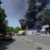 Un enorme incendio consume la fábrica de LEA en Vitoria