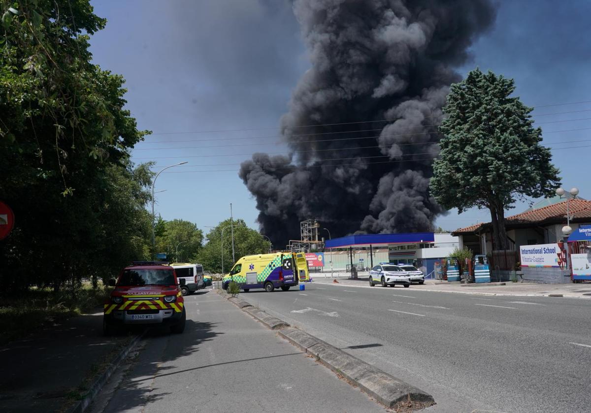 Efectivos de emergencias tratan de apagar el fuego durante un incendio en la fábrica LEA