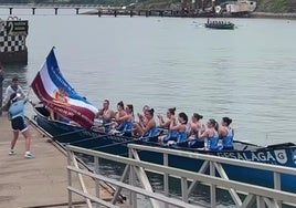 Las chicas de la Enbata de Zarautz ondean la bandera lograda en el estreno de la temporada de la liga ETE en Astillero.