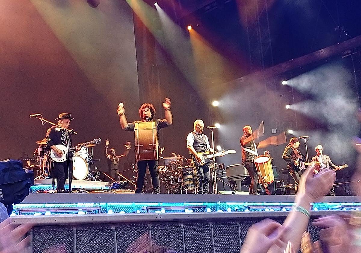 El arranque con &#039;No surrender&#039;, «Gabon Donostia» y Bruce regalando púas en las primeras filas