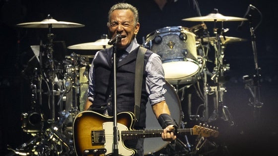 Bruce Springsteen vuelve a cautivar a los 40.000 espectadores que vibraron en Anoeta anoche.