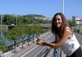 Nagore asomada al balcón que, desde la cuesta que lleva a la Deusto Unibertsitatea, da al Urumea.