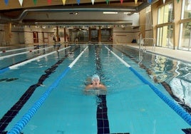 Un joven practica natación en la piscina de Altzate.
