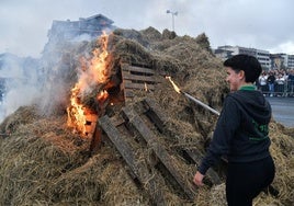 La patrona Miren Garmendia prendiendo la hoguera de San Juan el año pasado.