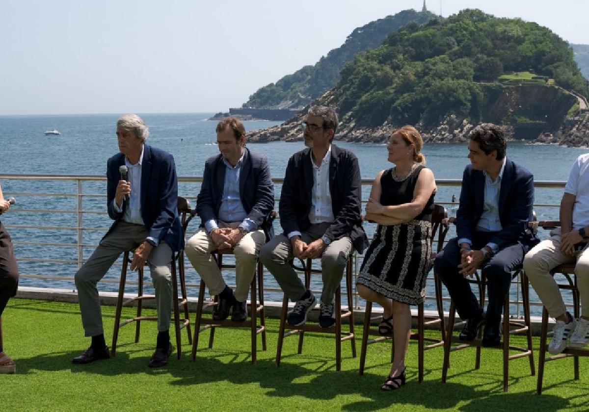 Representantes institucionales, de la organización, de la federación y del club, en la presentación del torneo.