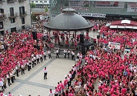 Una vez más, la plaza de Azpeitia presentará esta estampa rosa la víspera de San Ignacio.