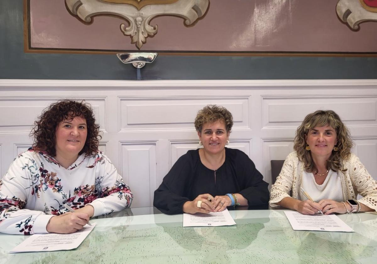 Momento de la firma del convenio.