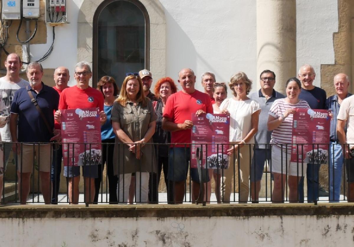 Udaleko eta herriko hainbat elkartetako ordezkariak jaietako programa aurkezten.