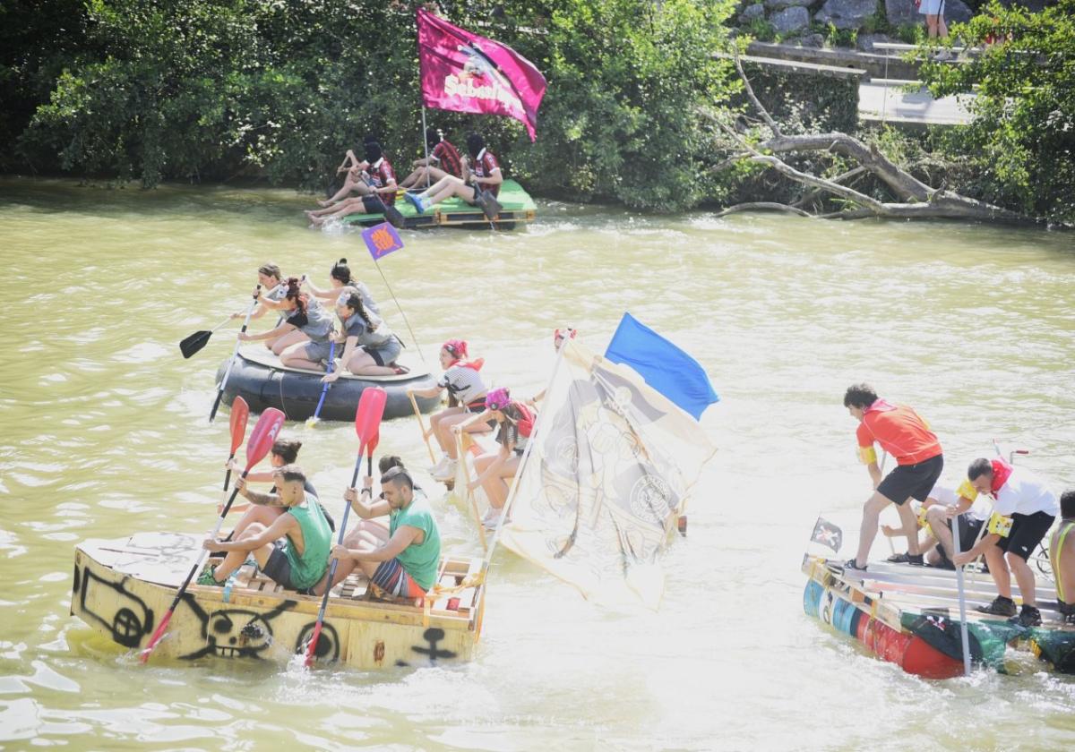 Doce embarcaciones participaron en la bajada de balsas por el río Oria durante la mañana del Día de las Cuadrillas en un ambiente formidable.