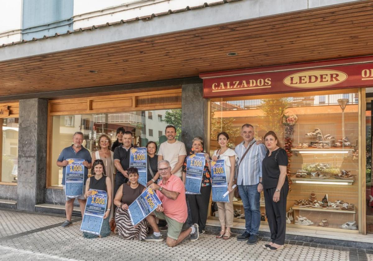 Representantes municipales y miembros de la asociación Aterpea en la presentación de la campaña.