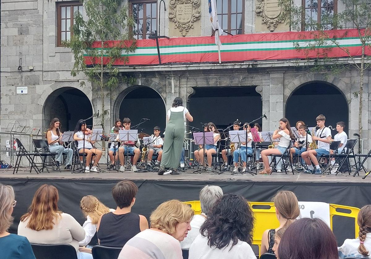 Musika Eskolako Mugaz taldeko eta Ondarreta eskolako ikasleen eta Olagain txistulari taldearen emanaldiak, Goikoplazan.
