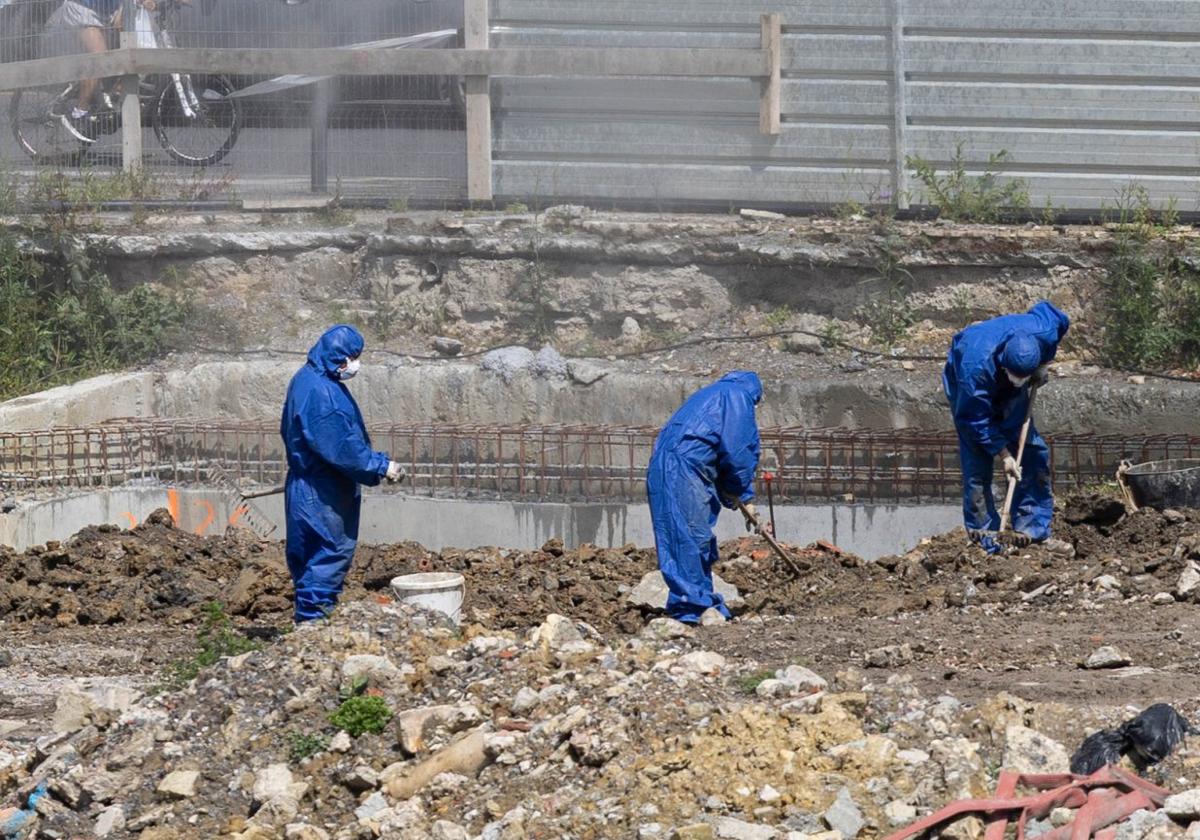 Los operarios provistos de EPIS trabajando en el solar de Trintxerpe donde se erigirá el edificio de Adinberri.