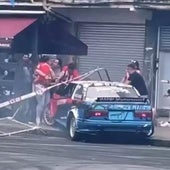 Momento del impacto entre el coche y la terraza del bar.
