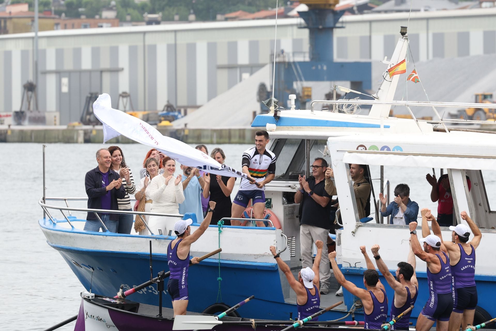 San Pedro vibró con su trainera y vio ganar a la Sotera