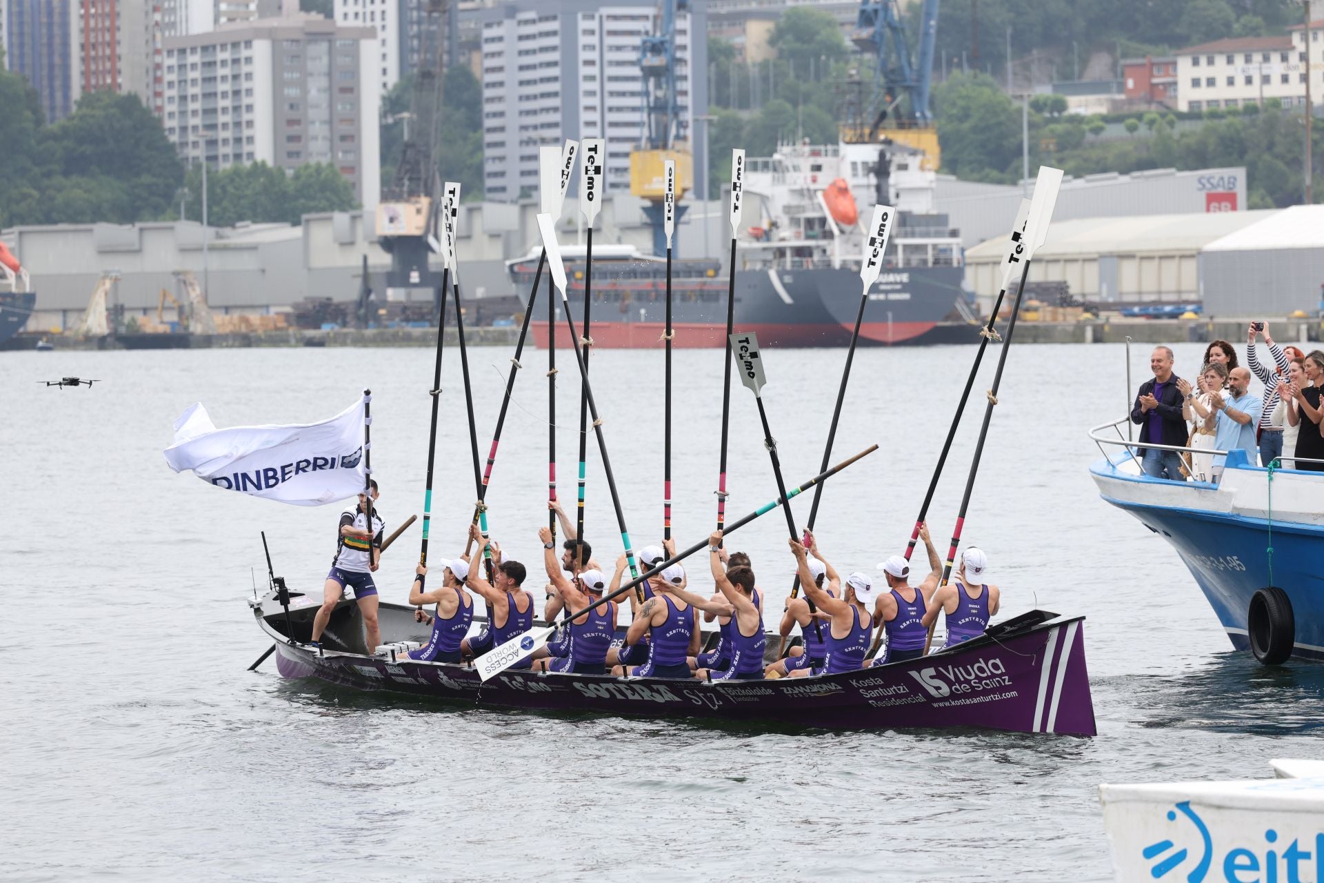 San Pedro vibró con su trainera y vio ganar a la Sotera